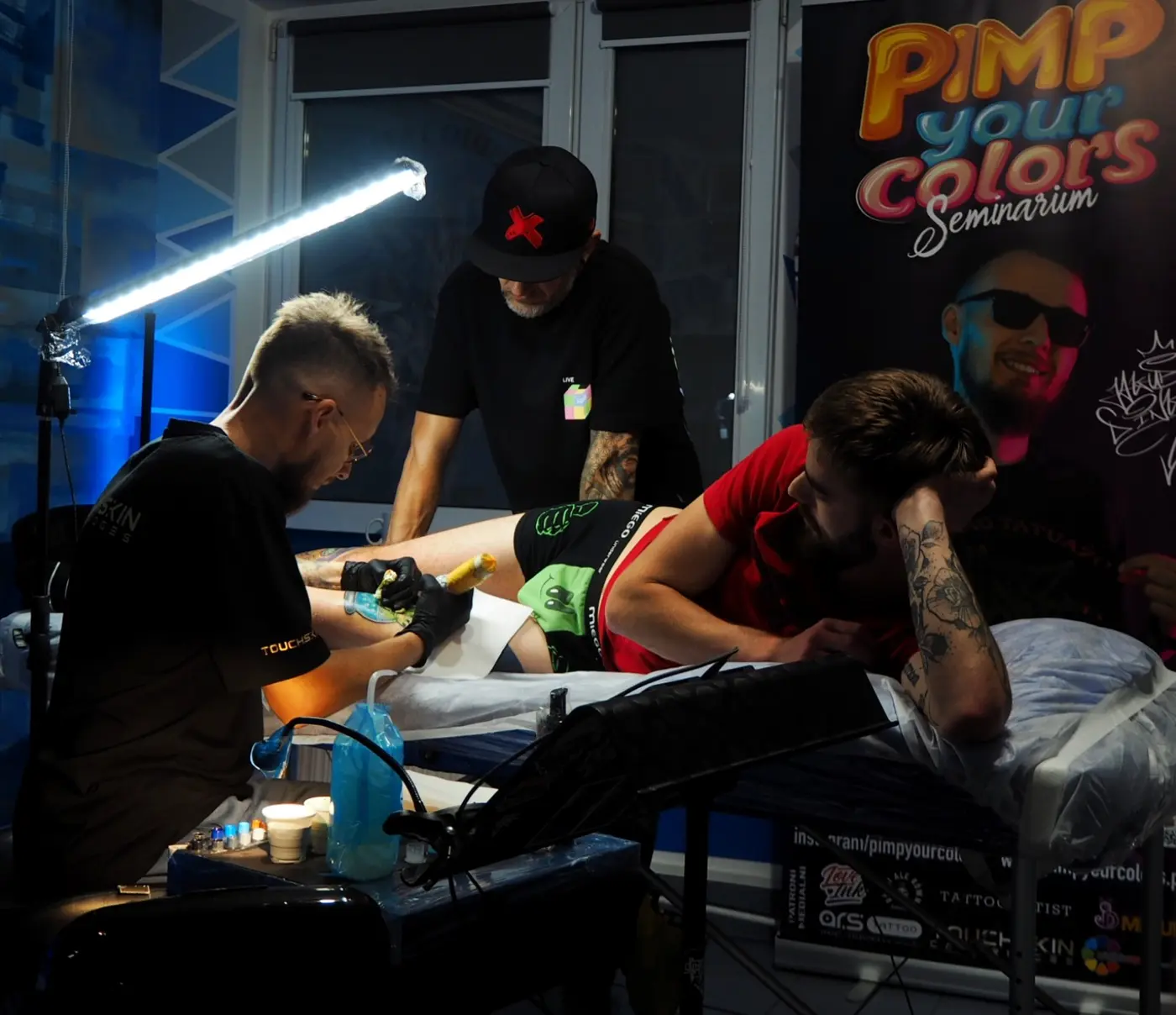 Praktyczna część seminarium przy stanowisku tatuatorskim