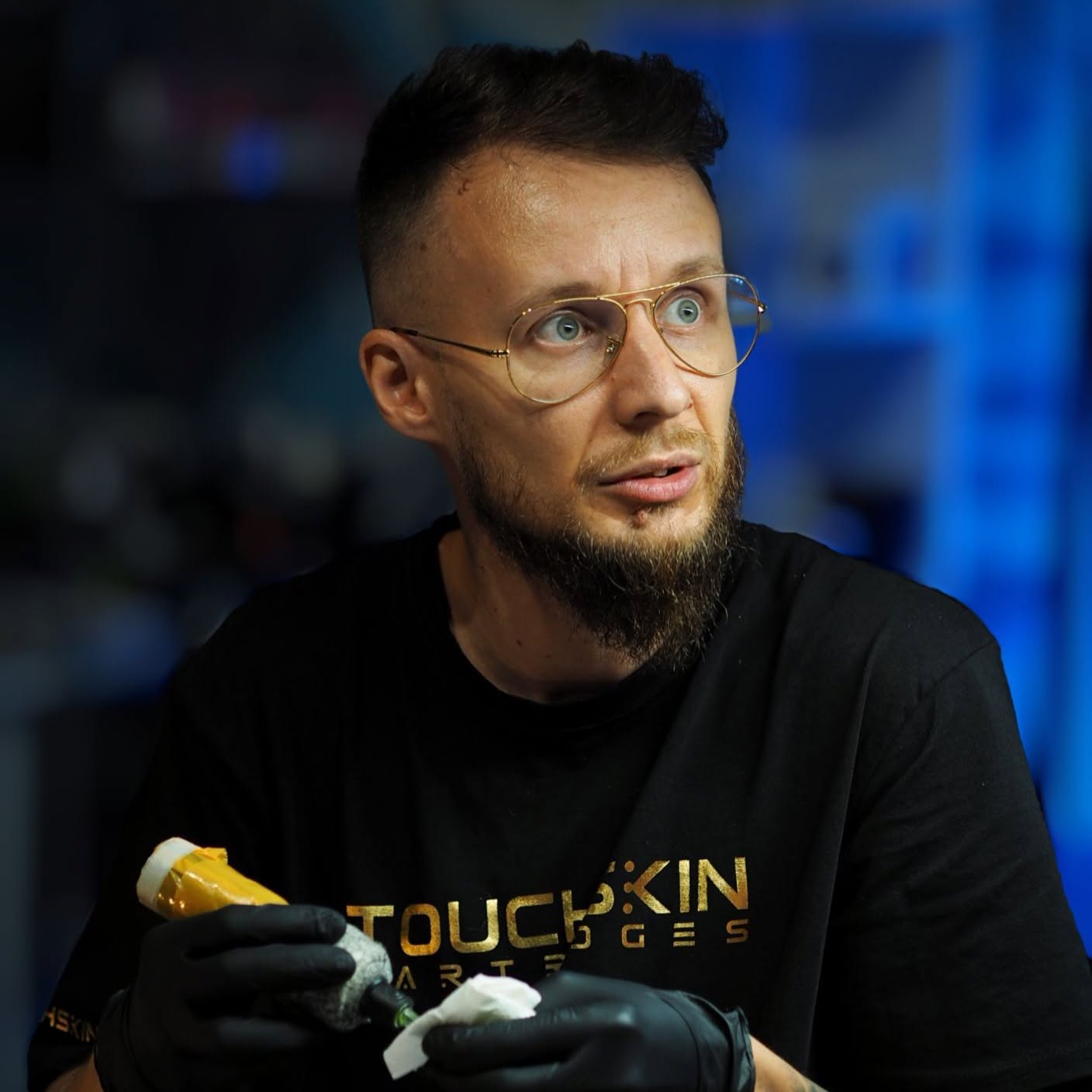 Jakub DINKZ Chruściel podczas pracy nad kolorowym tatuażem