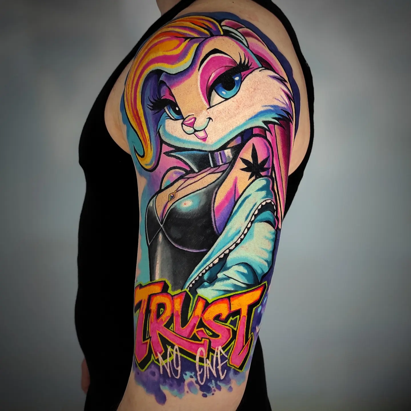 Kolorowy tatuaż postaci z napisem Trust Your Gut